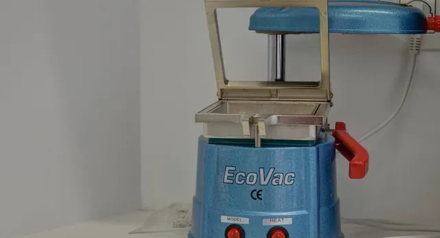 Laboratori propi · Termoformadora per a fèrules